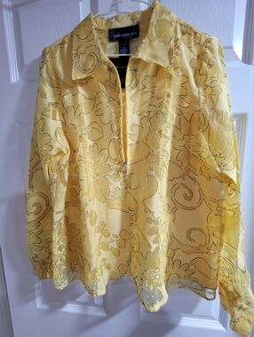Pretty Susan Graver 2-piece set. Has sheer yellow floral blouse w/yellow Tank-S